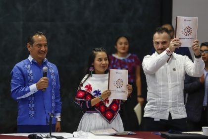 El director general del Instituto Nacional de Lenguas Indígenas (Inali), Juan Gregorio Regino (i), la joven wixárika Citlali Chino Carrillo (c), y Frederic Vacheron (d), representante de la UNESCO en México, durante la presentación de un plan de acción para proteger a las lenguas indígenas de la extinción, hoy en la Ciudad de México (México). EFE/Isaac Esquivel