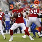 El mariscal de campo de los 49ers de San Francisco, Jimmy Garoppolo (c), fue registrado este lunes, 3 de octubre, antes de lanzar un pase, frente a la defensa de los Rams de Los Ángeles, durante un paritdo de la NFL, en el estadio Levi's, en Santa Clara (California, EE.UU.). EFE/John G. Mabanglo