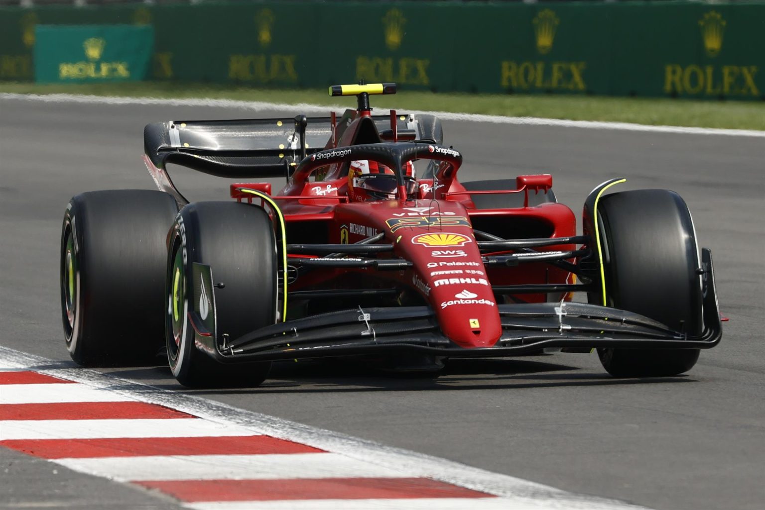 El español Carlos Sainz, de Ferrari, corre en la primera practica hoy, para el Gran Premio de Fórmula Uno de Ciudad de México (México). EFE/José Méndez