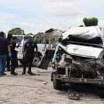 Miembros de la Policía Fronteriza y Estatal resguardan el vehículo accidentado de migrantes hoy en Ciudad Hidalgo, Chiapas (México). EFE/ Juan Manuel Blanco