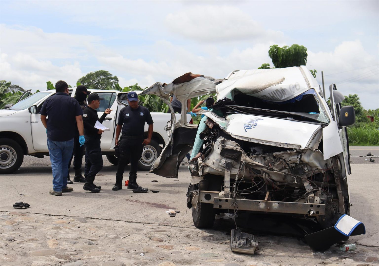 Miembros de la Policía Fronteriza y Estatal resguardan el vehículo accidentado de migrantes hoy en Ciudad Hidalgo, Chiapas (México). EFE/ Juan Manuel Blanco