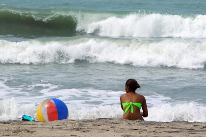 Fotografía de archivo que muestra una mujer disfrutando de una playa en Palomino, departamento de La Guajira (Colombia). EFE/Mauricio Dueñas Castañeda