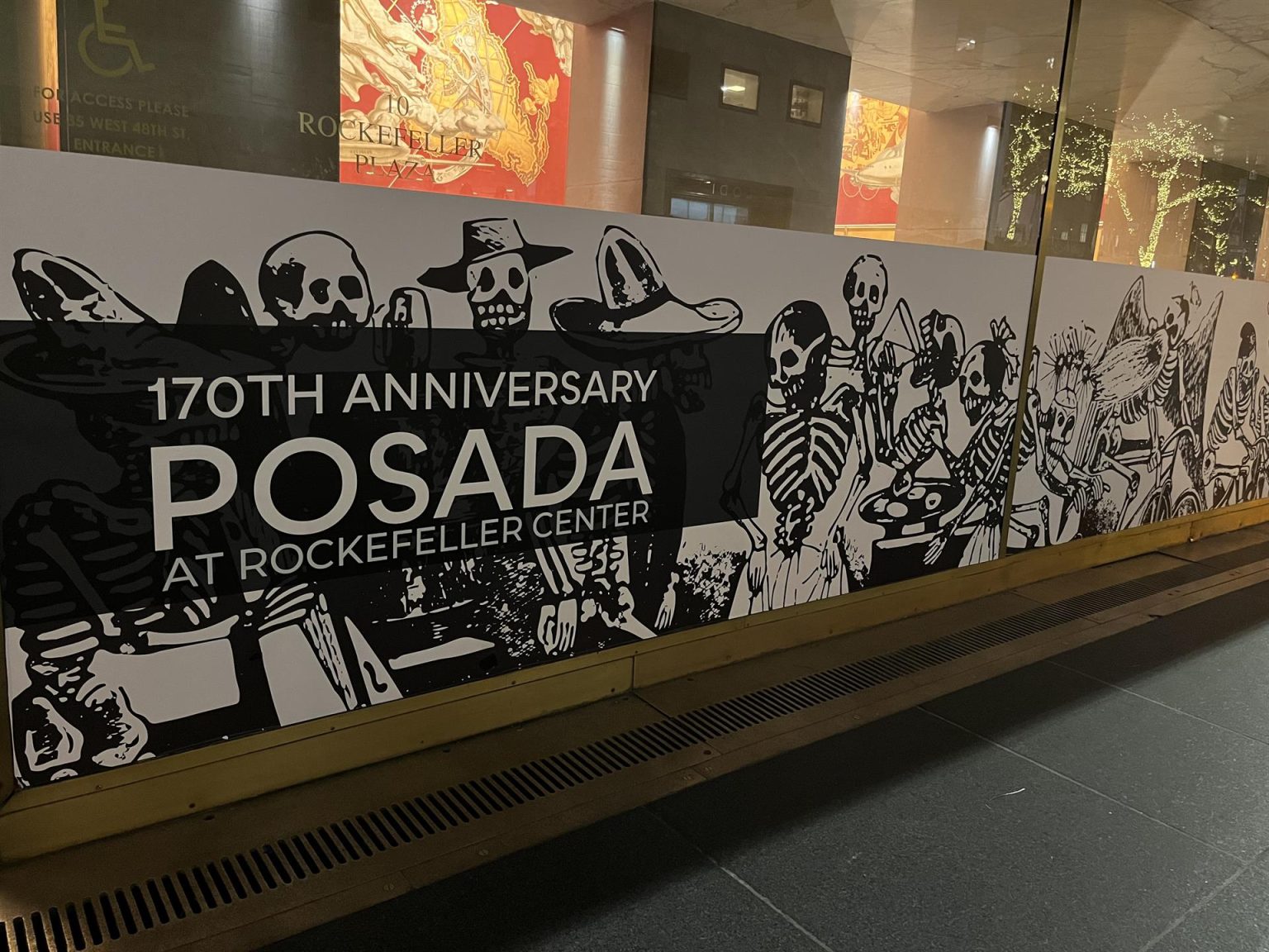 Vista hoy de la muestra sobre el grabador mexicano José Guadalupe Posada en el Rockefeller Center, en Nueva York (EE.UU). EFE/ Nora Quintanilla