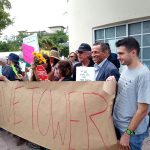 Un grupo de personas se manifiestan hoy ante el cine Tower Theatre, inaugurado en 1926 y aún en funcionamiento, situado en el turístico barrio conocido como La Pequeña Habana en Miami, Florida (EE.UU.). EFE/Alfonso Rodríguez