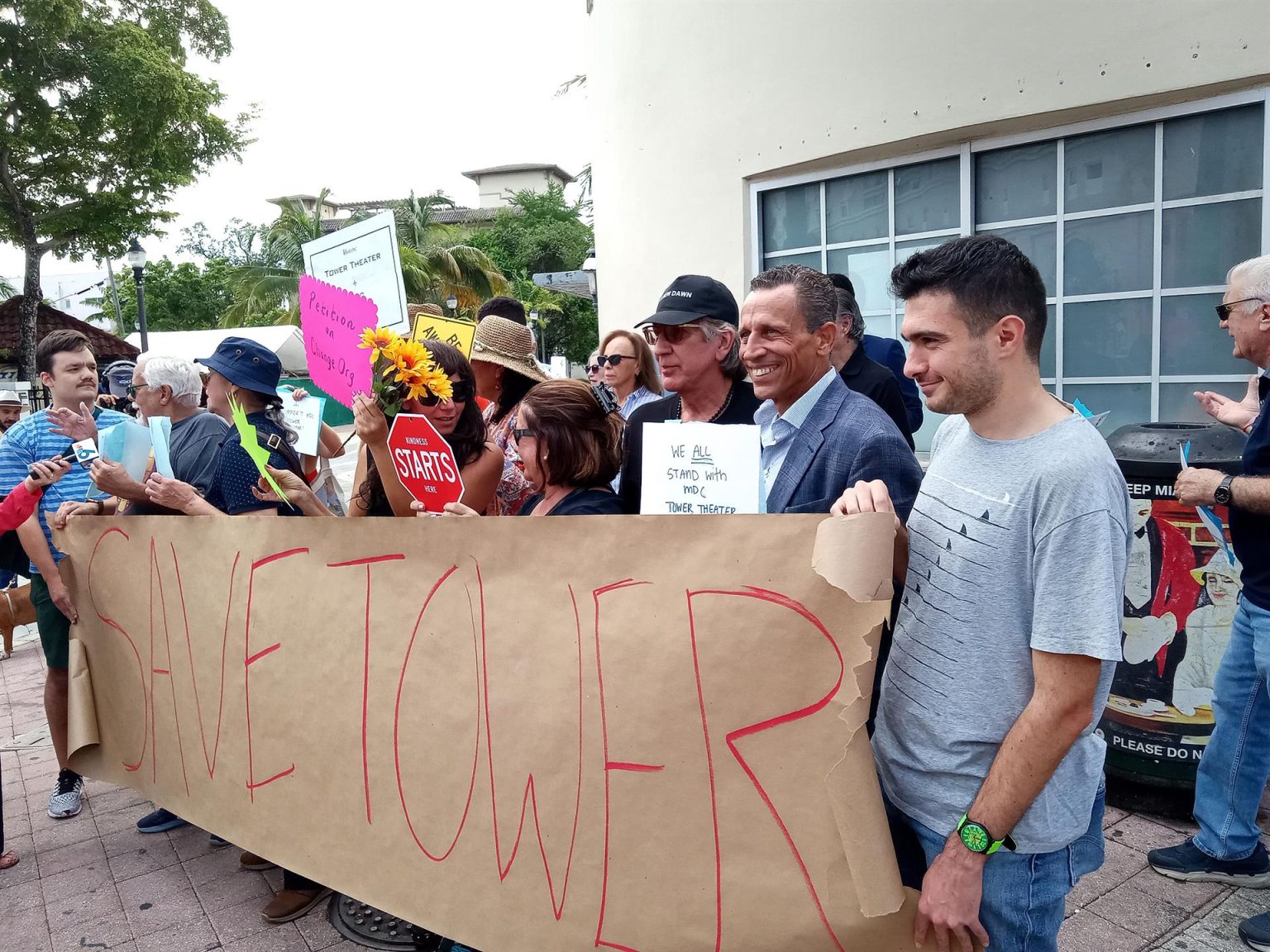 Un grupo de personas se manifiestan hoy ante el cine Tower Theatre, inaugurado en 1926 y aún en funcionamiento, situado en el turístico barrio conocido como La Pequeña Habana en Miami, Florida (EE.UU.). EFE/Alfonso Rodríguez