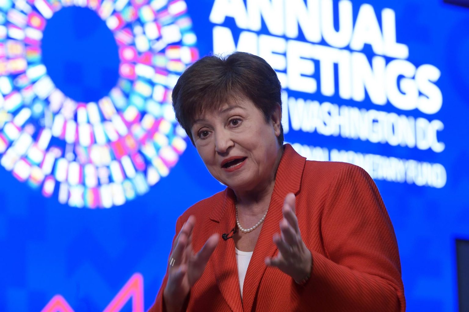 La directora gerente del Fondo Monetario Internacional (FMI), Kristalina Georgieva, habla durante una entrevista con EFE, el 13 de octubre de 2022, en la sede del organismo en Washington (Estados Unidos). EFE/ Lenin Nolly