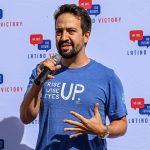 El actor, productor y compositor Lin-Manuel Miranda habla durante un acto de campaña de candidatos demócratas al congreso en Washington y al legislativo estatal celebrado este jueves en la librería Books & Books de Coral Gables, ciudad aledaña a Miami, Florida (EE. UU). EFE/Giorgio Viera