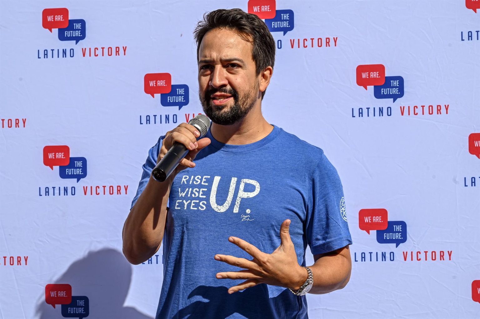 El actor, productor y compositor Lin-Manuel Miranda habla durante un acto de campaña de candidatos demócratas al congreso en Washington y al legislativo estatal celebrado este jueves en la librería Books & Books de Coral Gables, ciudad aledaña a Miami, Florida (EE. UU). EFE/Giorgio Viera