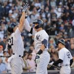 El bateador de los Yanquis de Nueva York, Aaron Judge (d), celebra con su compañero Giancarlo Stanton (i) luego de conectar un jonrón. Serie Divisional de la Liga Americana en el Yankee Stadium en el Bronx borough de Nueva York, Nueva York, EE.UU.EFE/EPA/JUSTIN LANE