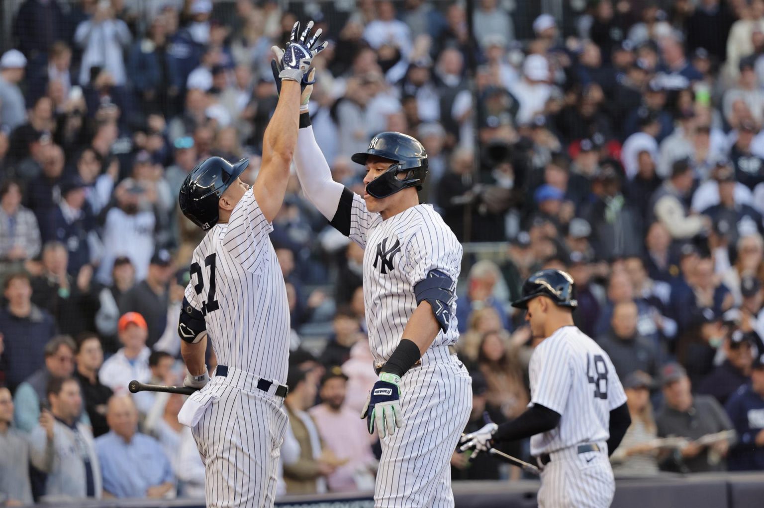 El bateador de los Yanquis de Nueva York, Aaron Judge (d), celebra con su compañero Giancarlo Stanton (i) luego de conectar un jonrón. Serie Divisional de la Liga Americana en el Yankee Stadium en el Bronx borough de Nueva York, Nueva York, EE.UU.EFE/EPA/JUSTIN LANE