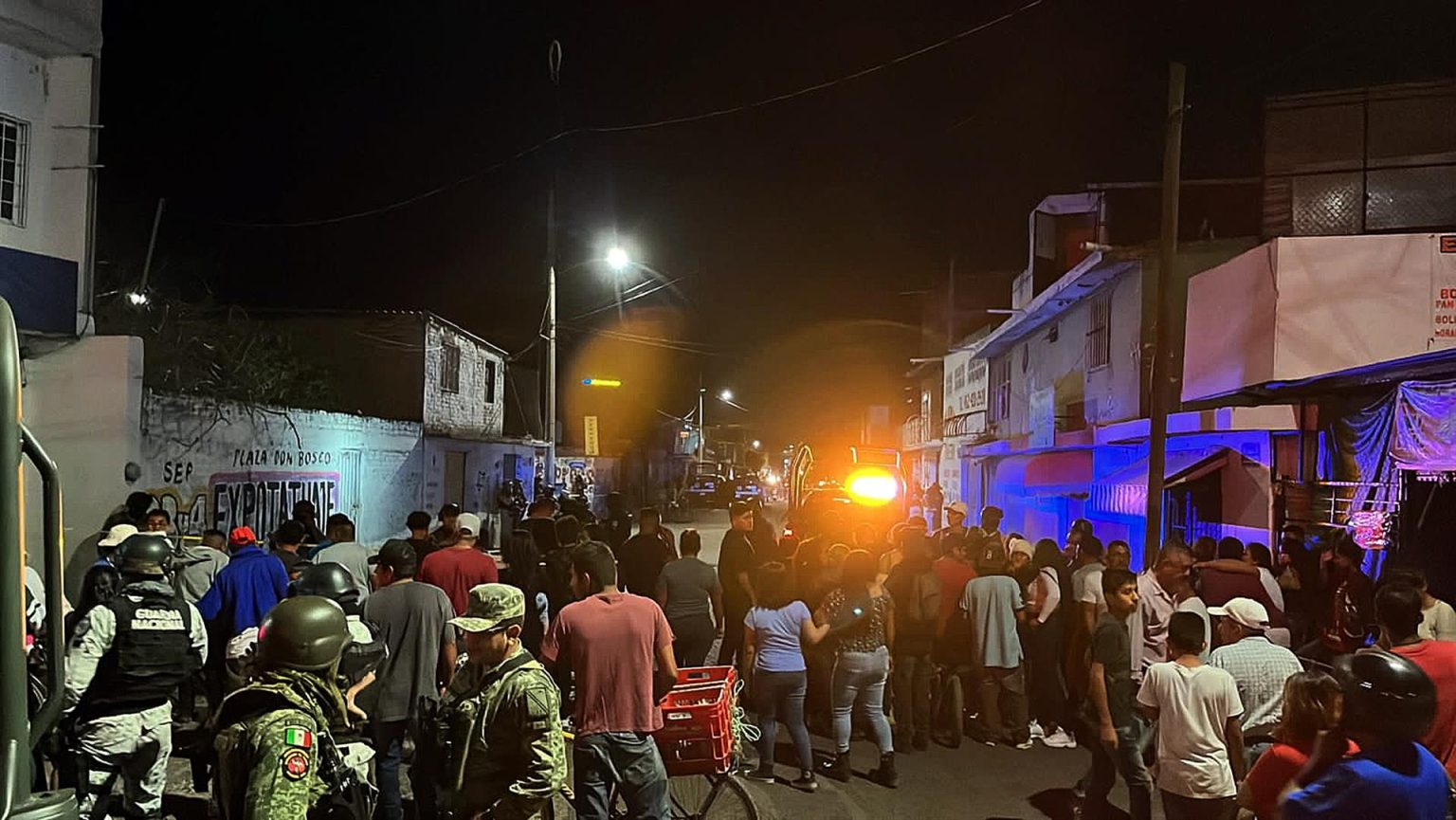 Miembros de la Guardia Nacional y del Ejército Mexicano acordonan hoy la zona donde fueron asesinadas 11 personas en la ciudad de Irapuato, estado de Guanajuato (México). EFE/ Str