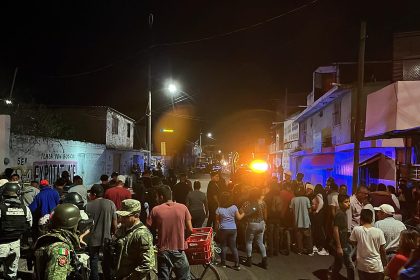 Miembros de la Guardia Nacional y del Ejército Mexicano acordonan hoy la zona donde fueron asesinadas 11 personas en la ciudad de Irapuato, estado de Guanajuato (México). EFE/ Str