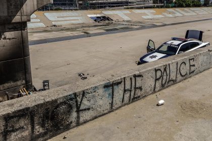 Personal de la Policía Municipal resguardan la zona donde se localizaron dos cuerpos sin vida el 30 de septiembre de 2022 en el interior del Río Tijuana, Baja California (México). EFE/Joebeth Terriquez