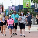 Varias personas con tapabocas caminan por el parque temático de Universal Studios en Orlando, Florida (EE.UU). Imagen de archivo. EFE/Gerardo Mora