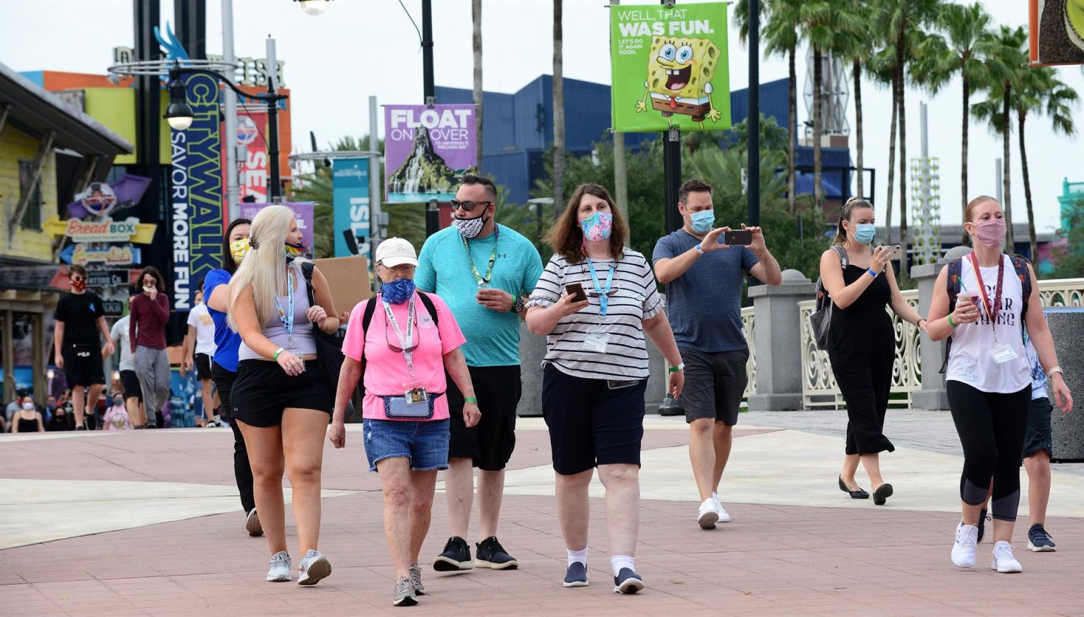 Varias personas con tapabocas caminan por el parque temático de Universal Studios en Orlando, Florida (EE.UU). Imagen de archivo. EFE/Gerardo Mora