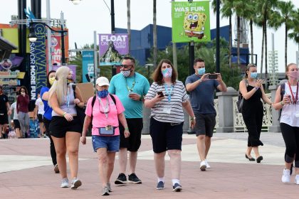 Varias personas con tapabocas caminan por el parque temático de Universal Studios en Orlando, Florida (EE.UU). Imagen de archivo. EFE/Gerardo Mora