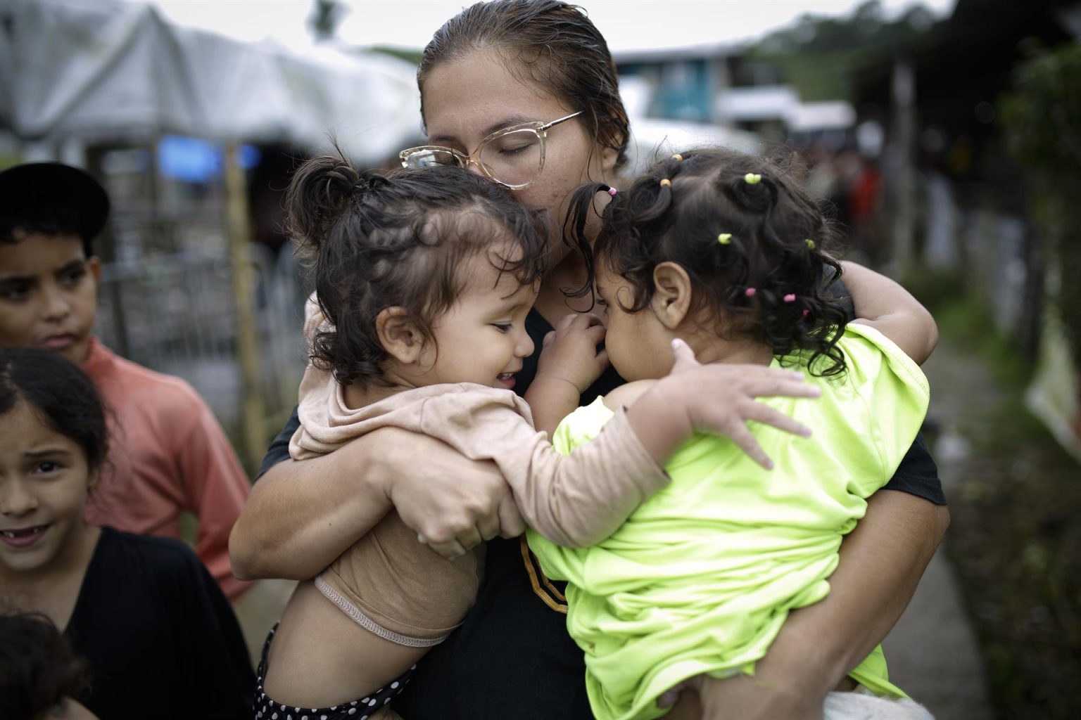 Dairana Moreno, migrante venezolana de 30 años, carga a su hija Salma Bracho (i) y otra menor, el 13 de octubre de 2022, en el pueblo de Bajo Chiquito (Panamá). EFE/ Bienvenido Velasco