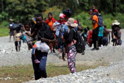 Migrantes llegan tras cruzar la selva a la comunidad de Bajo Chiquito, provincia del Darién (Panamá). Imagen de archivo. EFE/ Bienvenido Velasco