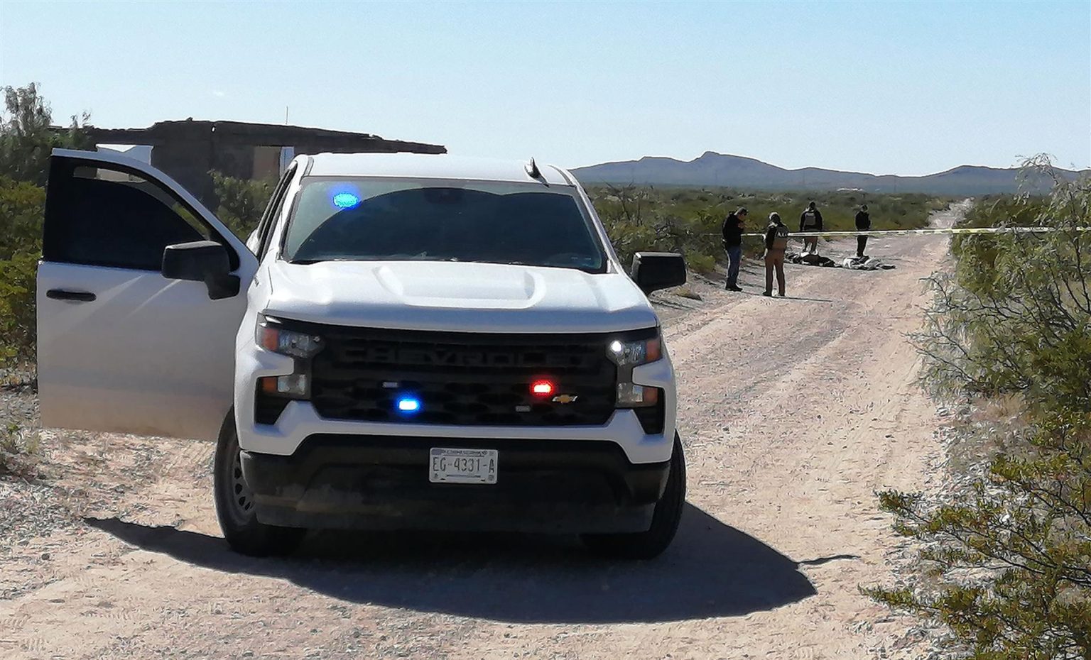 Agentes de la Secretaría de Seguridad Pública Estatal acordonan el área donde se localizaron los cuerpos de seis personas con huellas de torturas y heridas de bala, el 27 de octubre de 2022, en Ciudad Juárez, Chihuahua (México). EFE/Luis Torres