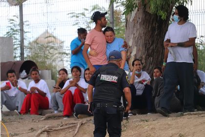 Un grupo de migrantes venezolanos permanecen, el 15 de octubre de 2022, en el Puente Nuevo de Matamoros, estado de Tamaulipas (México). EFE/ Abraham Pineda-Jacome