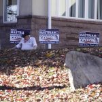 Fotografía de propaganda electoral en apoyo al candidato republicano a gobernador de Pensilivania Doug Mastriano, el 27 de octubre de 2022, en Feasterville-Trevose, Pensilvania (Estados Unidos). EFE/ Jorge Fuentelsaz