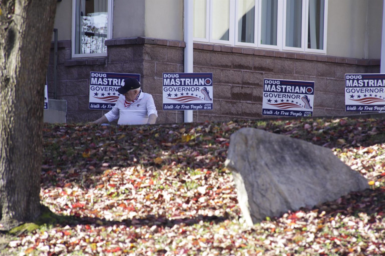 Fotografía de propaganda electoral en apoyo al candidato republicano a gobernador de Pensilivania Doug Mastriano, el 27 de octubre de 2022, en Feasterville-Trevose, Pensilvania (Estados Unidos). EFE/ Jorge Fuentelsaz