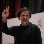 El director de cine mexicano, Alejandro González Iñárritu, saluda durante una rueda de prensa del Festival Internacional de Cine de Morelia, el 22 de octubre del 2022, en el estado de Michoacán (México). EFE/Ivan Villanueva