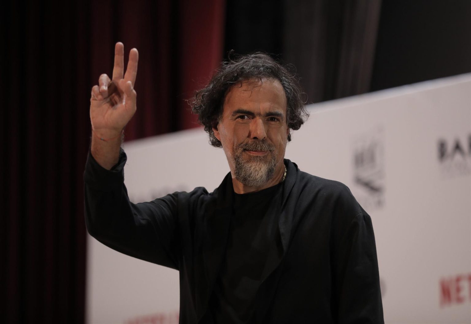 El director de cine mexicano, Alejandro González Iñárritu, saluda durante una rueda de prensa del Festival Internacional de Cine de Morelia, el 22 de octubre del 2022, en el estado de Michoacán (México). EFE/Ivan Villanueva