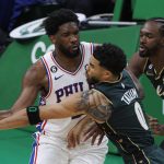 El alero de los Celtics de Boston Jayson Tatum (C) rompe un pase del centro de Joel Embiid (i) los 76ers de Philadelphia mientras el alero de los Celtics Noah Vonleh (d) observa durante el tercer cuarto en TD Garden en Boston, Massachusetts, EE.UU., EFE/EPA/CJ GUNTHER