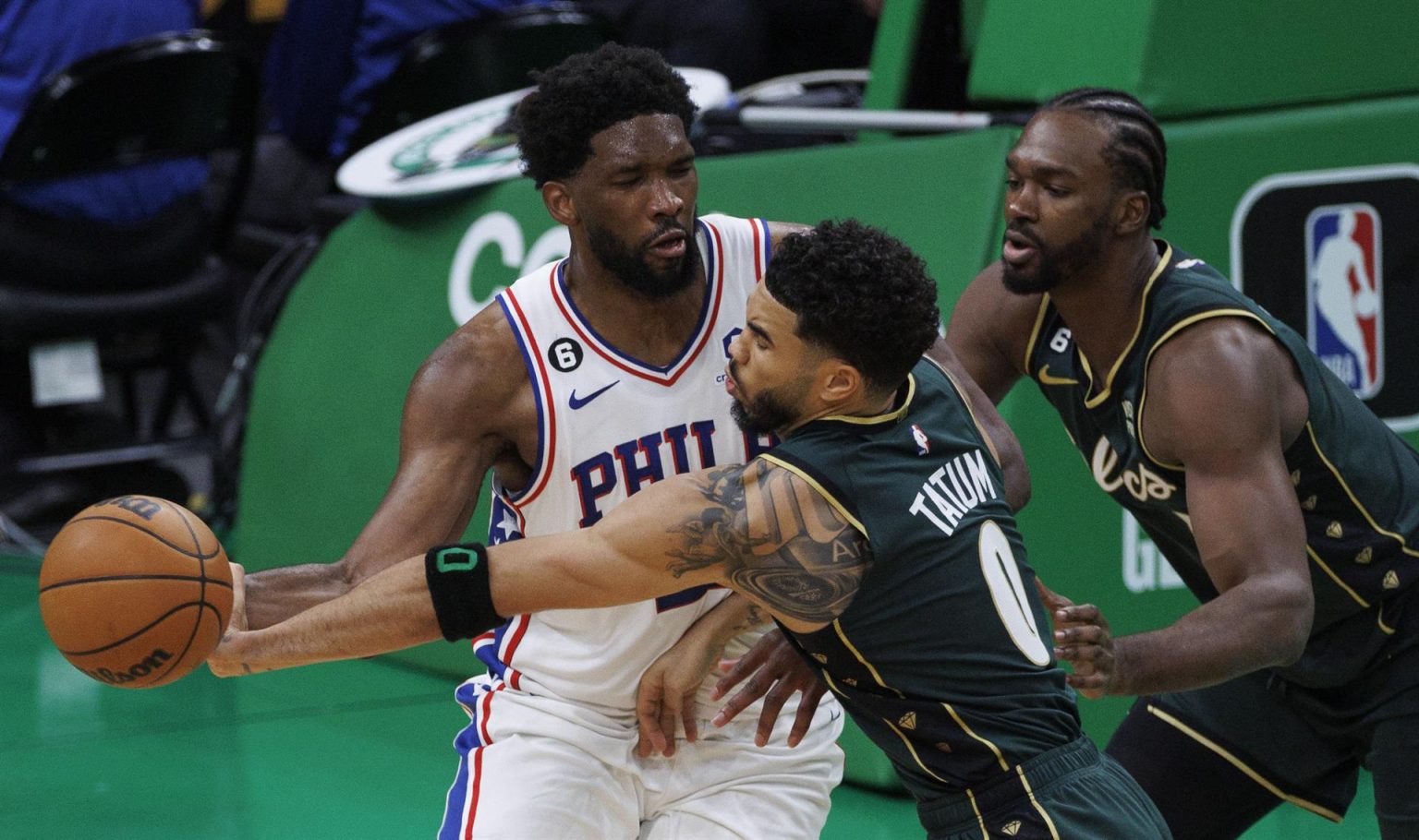 El alero de los Celtics de Boston Jayson Tatum (C) rompe un pase del centro de Joel Embiid (i) los 76ers de Philadelphia mientras el alero de los Celtics Noah Vonleh (d) observa durante el tercer cuarto en TD Garden en Boston, Massachusetts, EE.UU., EFE/EPA/CJ GUNTHER