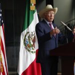 El embajador de Estados Unidos en México, Ken Salazar, habla hoy durante una rueda de prensa en Ciudad de México (México). EFE/Mario Guzmán