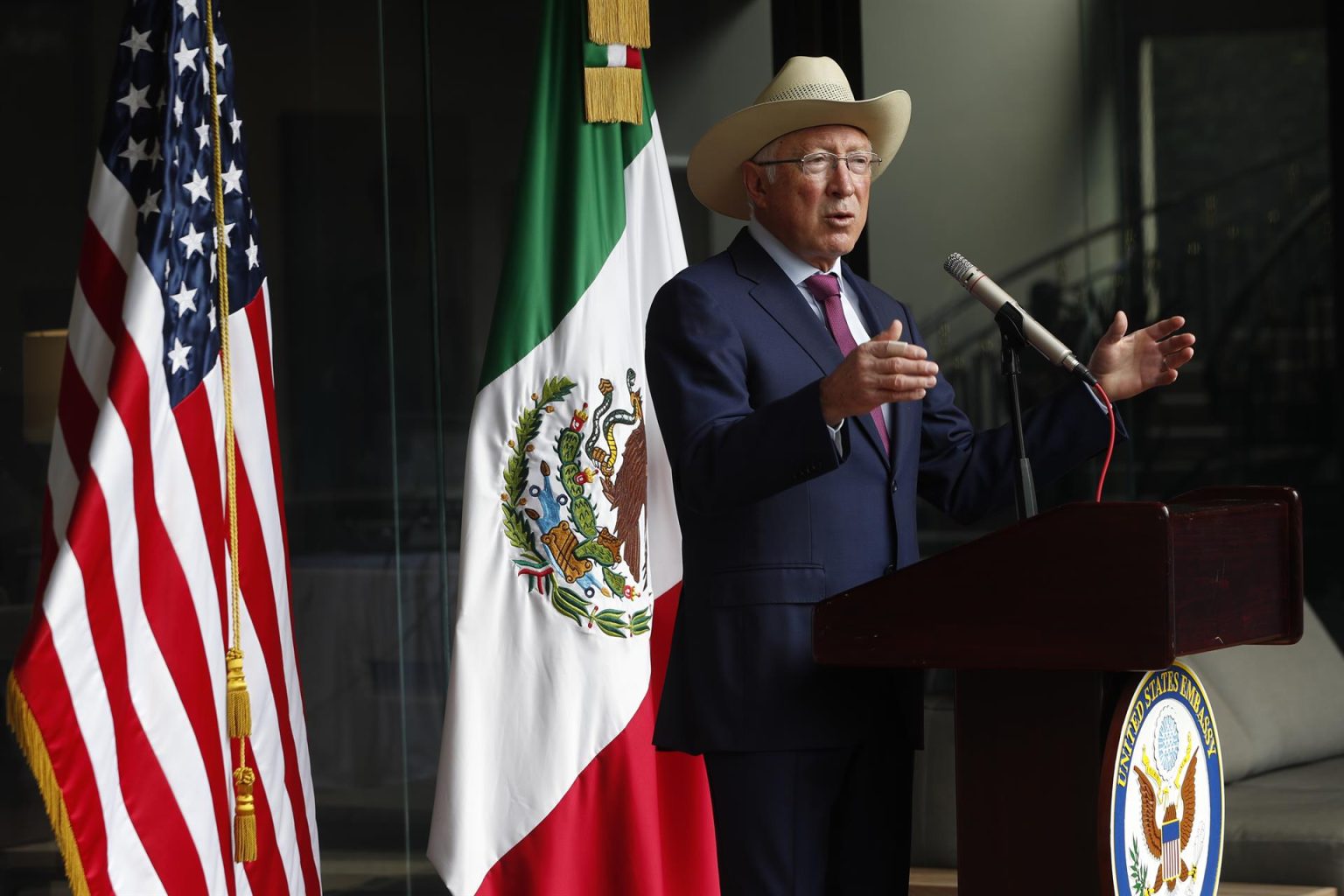 El embajador de Estados Unidos en México, Ken Salazar, habla hoy durante una rueda de prensa en Ciudad de México (México). EFE/Mario Guzmán