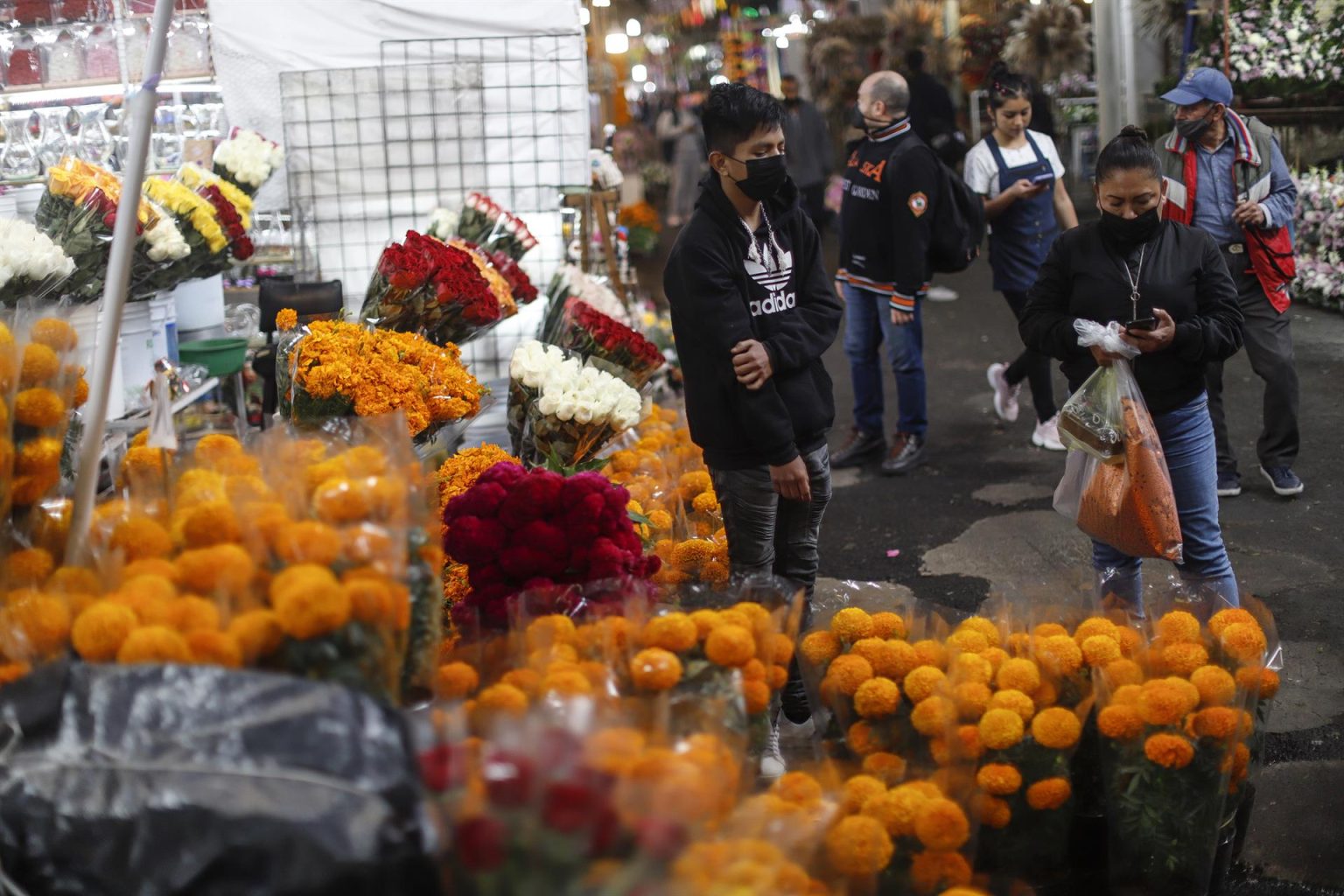 Comerciantes del mercado de Jamaica ofrecen sus productos de día de muertos, el 30 de octubre de 2022 en Ciudad de México (México). EFE/Isaac Esquivel