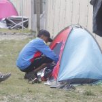 Fotografía de archivo de un hombre que es visto en una carpa en un campamento de migrantes procedentes de diversos países, en Darién (Panamá). EFE/ Carlos Lemos