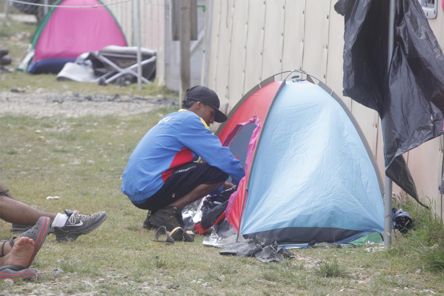 Fotografía de archivo de un hombre que es visto en una carpa en un campamento de migrantes procedentes de diversos países, en Darién (Panamá). EFE/ Carlos Lemos