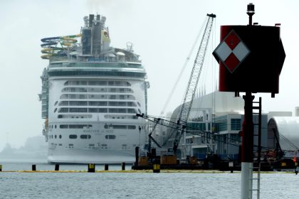 Fotografía de archivo fechada el 19 de marzo de 2021 que muestra a un crucero atracado en la Bahía de Miami, Florida (EE.UU). EFE/Giorgio Viera