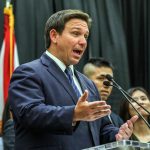 El gobernador de Florida, Ron Desantis, habladurante una rueda de prensa en la universidad Miami Dade College (MDC), hoy en Miami, Florida (EE. UU). Imagen de archivo. EFE/Giorgio Viera