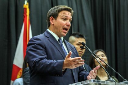 El gobernador de Florida, Ron Desantis, habladurante una rueda de prensa en la universidad Miami Dade College (MDC), hoy en Miami, Florida (EE. UU). Imagen de archivo. EFE/Giorgio Viera