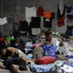 Personas migrantes de origen venezolano, incluidos niños, descansan en un refugio temporal hoy, en Ciudad de Panamá (Panamá). EFE/ Bienvenido Velasco