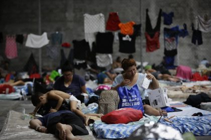 Personas migrantes de origen venezolano, incluidos niños, descansan en un refugio temporal hoy, en Ciudad de Panamá (Panamá). EFE/ Bienvenido Velasco