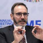 El director de investigación del Fondo Monetario Internacional (FMI),Pierre-Olivier Gourinchas, habla en una entrevista con EFE, el 12 de octubre de 2022, en la sede del organismo en Washington (EE.UU.). EFE/Lenin Nolly