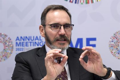 El director de investigación del Fondo Monetario Internacional (FMI),Pierre-Olivier Gourinchas, habla en una entrevista con EFE, el 12 de octubre de 2022, en la sede del organismo en Washington (EE.UU.). EFE/Lenin Nolly