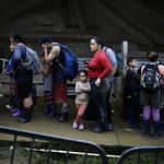 Personas migrantes venezolanas hacen fila para ser registrados por migración, el 14 de octubre de 2022, en el pueblo de Bajo Chiquito (Panamá), tras cruzar la selva del Darién migrando hacia los Estados Unidos. EFE/ Bienvenido Velasco