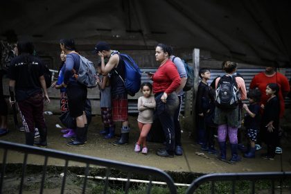 Personas migrantes venezolanas hacen fila para ser registrados por migración, el 14 de octubre de 2022, en el pueblo de Bajo Chiquito (Panamá), tras cruzar la selva del Darién migrando hacia los Estados Unidos. EFE/ Bienvenido Velasco