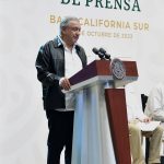 Fotografía cedida hoy, por la presidencia de México, del mandatario mexicano, Andrés Manuel López Obrador, mientras ofrece una rueda de prensa en La Paz, Baja California Sur (México). EFE/ Presidencia De México SOLO USO EDITORIAL SOLO DISPONIBLE PARA ILUSTRAR LA NOTICIA QUE ACOMPAÑA (CRÉDITO OBLIGATORIO)