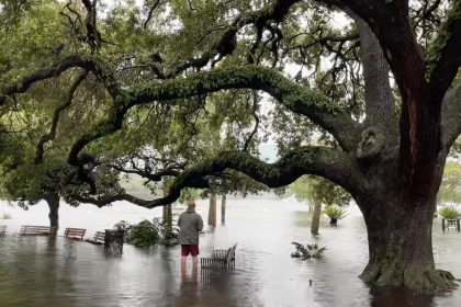 Fotografía de archivo de un hombre que camina cerca de los bancos de un parque cerca del lago Eola en un centro inundado tras el paso del huracán Ian, en Orlando, Florida. EFE/GARY BOGDON