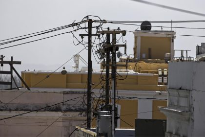 Fotografía de archivo donde se aprecia el estado del tendido eléctrico en Puerto Rico. EFE/ Thais Llorca