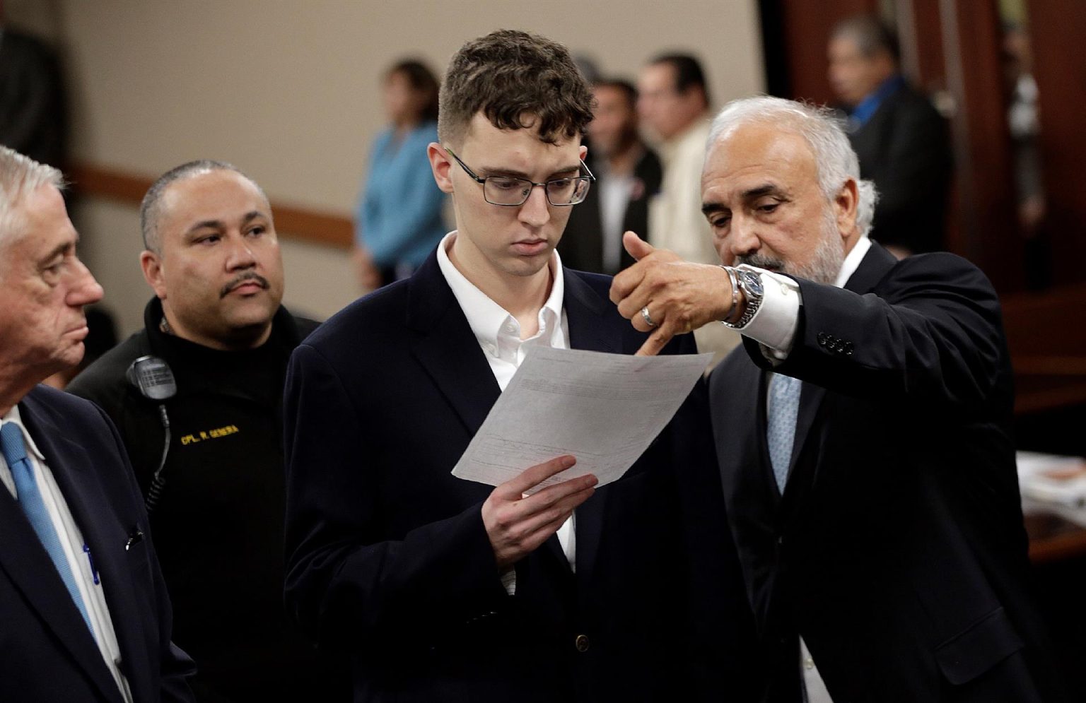 Fotografía de archivo de Patrick Crusius (c), presunto tirador de la masacre del centro comercial Walmart, comparece este jueves, ante el tribunal de la ciudad de El Paso (EE.UU.). EFE/ Luis Torres