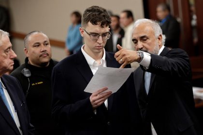 Fotografía de archivo de Patrick Crusius (c), presunto tirador de la masacre del centro comercial Walmart, comparece este jueves, ante el tribunal de la ciudad de El Paso (EE.UU.). EFE/ Luis Torres