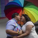 Fotografía de archivo de cientos de parejas LGBT que contraen matrimonio en el registro civil de la Ciudad de México (México). EFE/ Isaac Esquivel